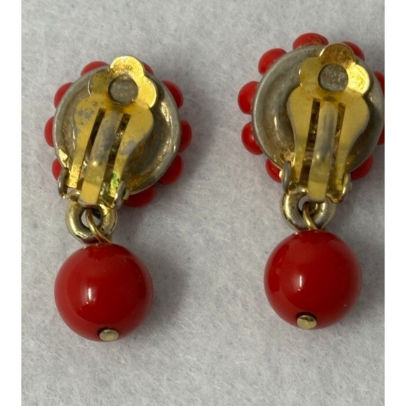Vintage 80's Dangle Red Lucite Beaded Earrings Clip On Flower - Picture 2 of 4